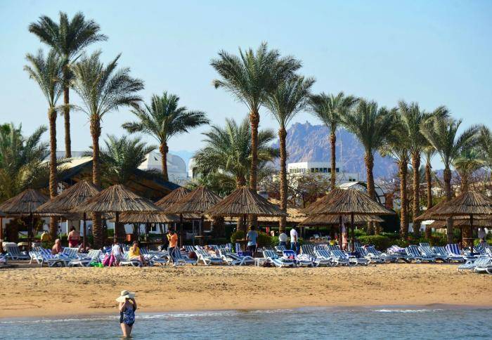 Отдыхающие на пляже в Шарм-эш-Шейхе