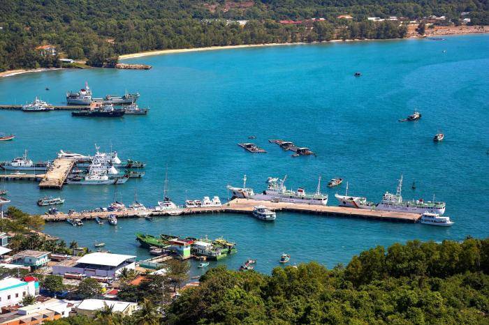 Лодки в бухте недалеко от канатной дороги на острове Фукуок во Вьетнаме