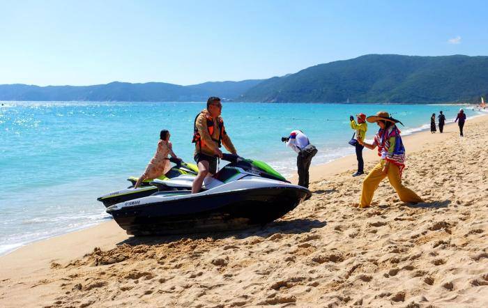 Туристы на острове Хайнань