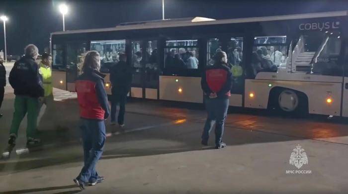 Автобус с российскими гражданами, вывезенными спецбортом Ил-76 МЧС России из Израиля через Египет, в подмосковном аэропорту Жуковский