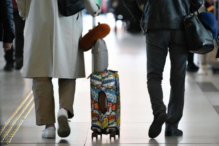 Пассажиры в зоне вылета