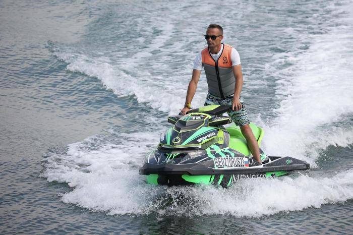 Мужчина на водном мотоцикле