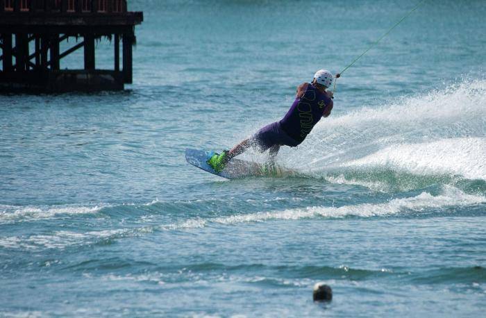 Отдыхающие катаются на водной доске в Анапе