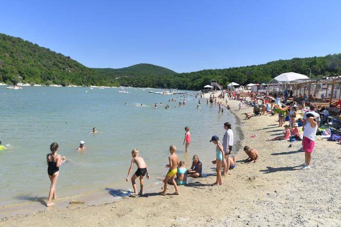 Люди отдыхают на пляже в Анапе