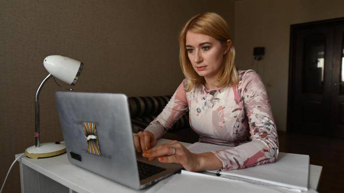 Девушка на удаленной работе у себя дома