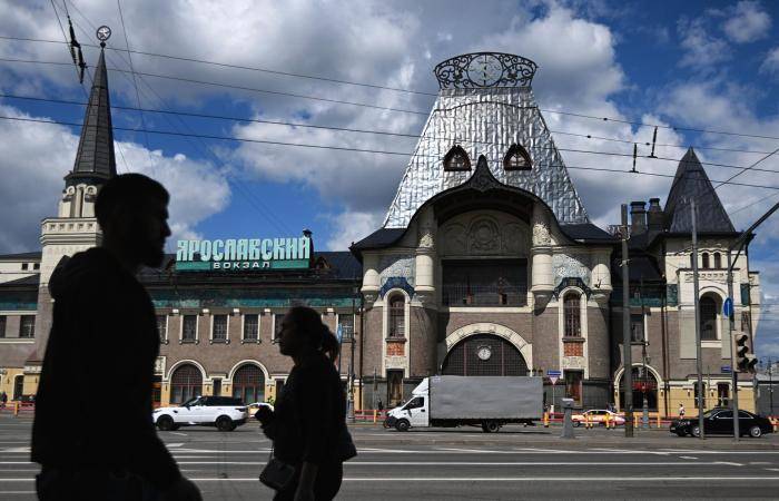 Здание Ярославского вокзала на Комсомольской площади в Москве