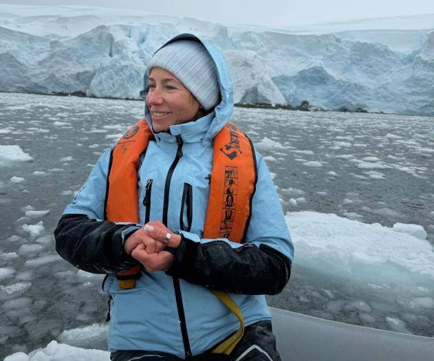 Антарктика. Юлия Барановская на лодке-зодиаке рядом с ледником
