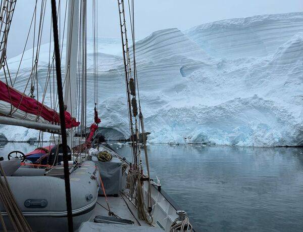 Яхта в водах Антарктики