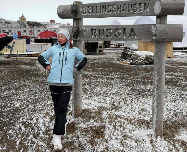 Остров Кинг-Джордж. Юлия Барановская у российской антарктической станции Беллинсгаузена