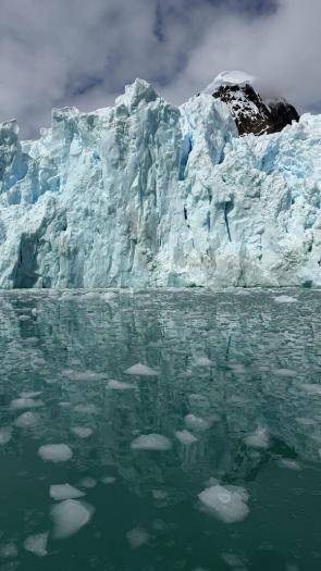 Антарктика. Вид на айсберг