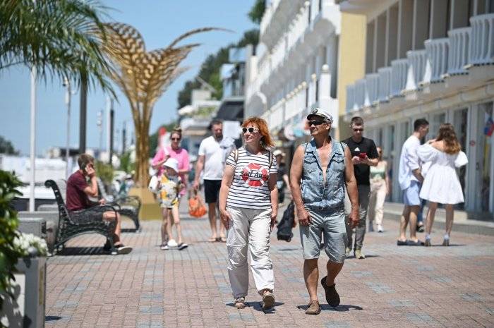 Отдыхающие на набережной в Сочи.