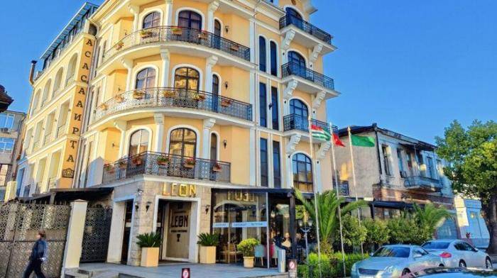 На одной их улиц Сухума