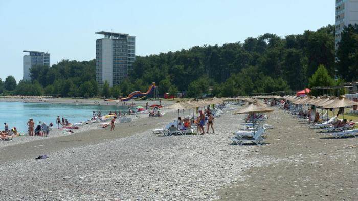 Отдыхающие на пляже в Пицунде