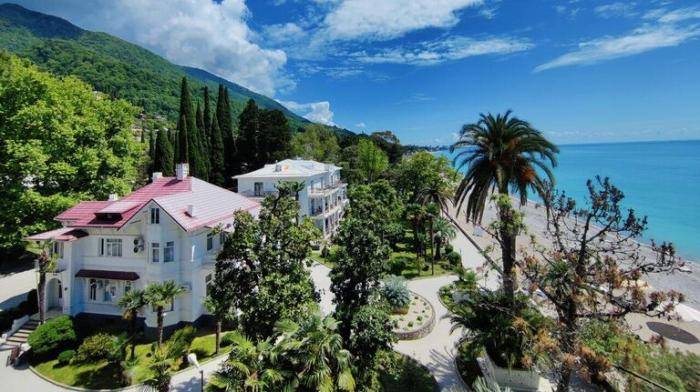 Абхазия. Корпуса и пляж отеля Нарт в Гагре