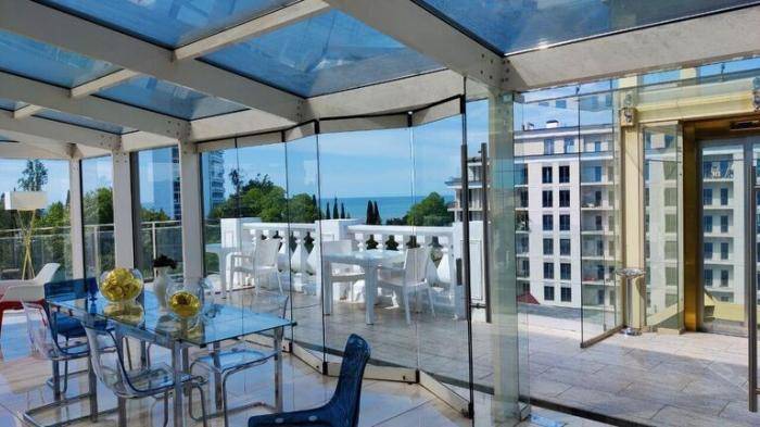Завтраки в Гранд Отель Сухум накрывают на крыше, с которой открывается панорамный вид на город и Черное море