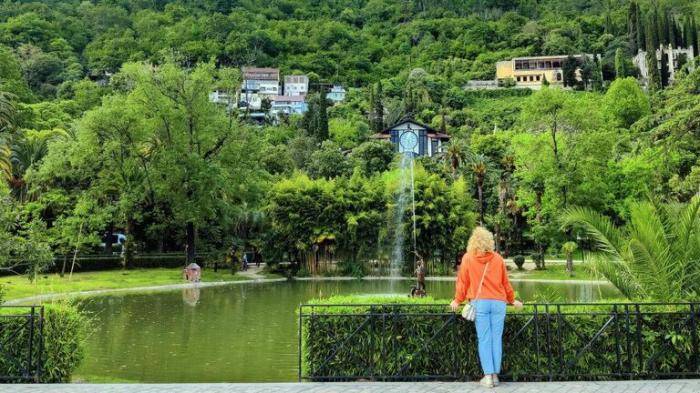 Гагра. Вид на ресторан Гагрипш с территории Приморского парка