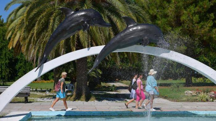 Отдыхающие на набережной Пицунды в Абхазии