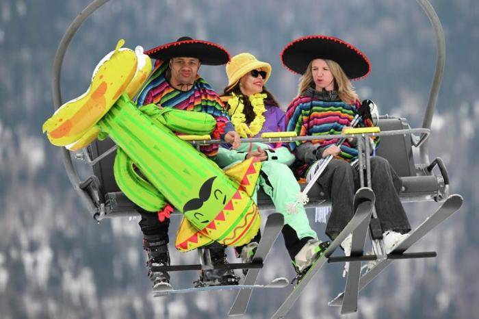 Участники Карнавального спуска на склоне горы Зеленая перед стартом фестиваля GrelkaFest в Шерегеше