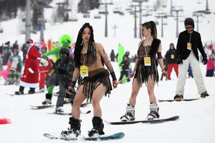 Участники Карнавального спуска на склоне горы Зеленая во время фестиваля GrelkaFest в Шерегеше