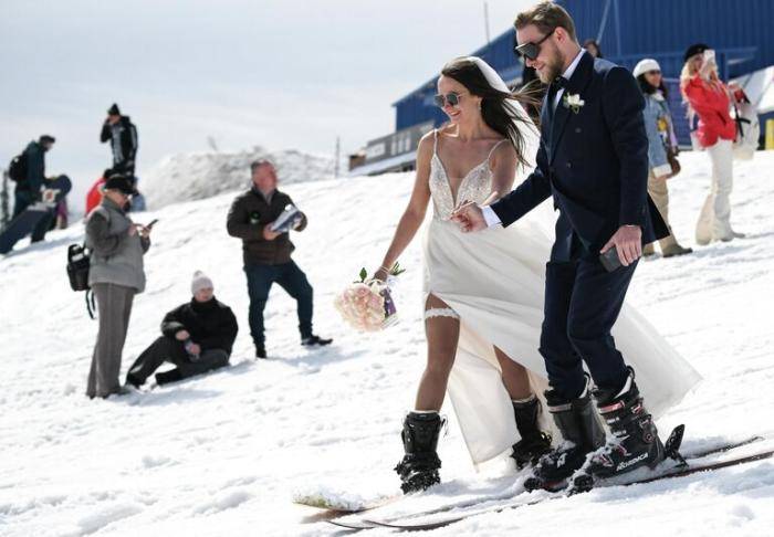 Участники Свадебного горнолыжного спуска на склоне горы Зеленая в Шерегеше во время фестиваля GrelkaFest
