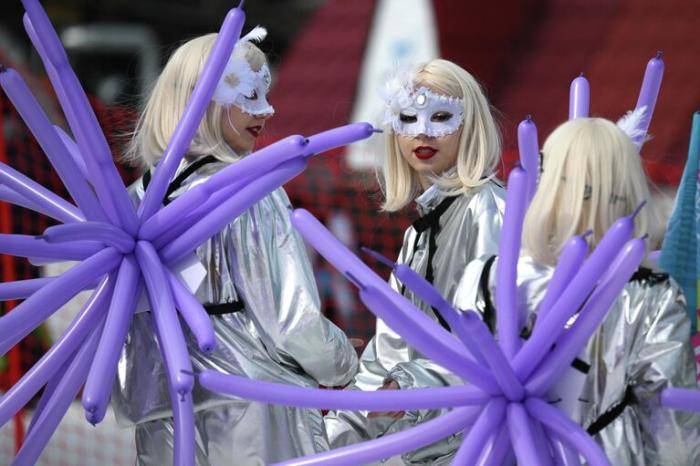 Участники Карнавального спуска на склоне горы Зеленая перед стартом во время фестиваля GrelkaFest в Шерегеше