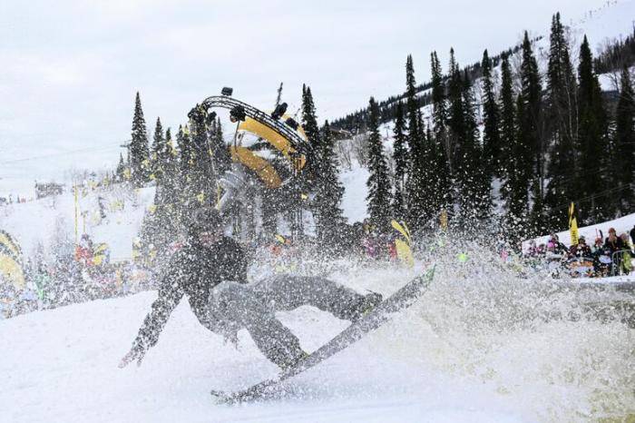 Прыжки в бассейн на фестивале GrelkaFest в Шерегеше