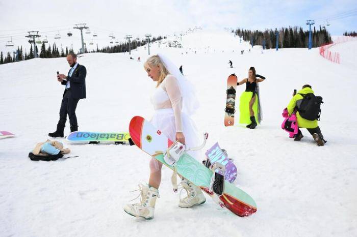 Участники Свадебного горнолыжного спуска перед стартом на склоне горы Зеленая в Шерегеше во время фестиваля GrelkaFest