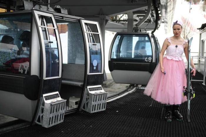 Участница Карнавального спуска на склоне горы Зеленая перед стартом во время фестиваля GrelkaFest в Шерегеше