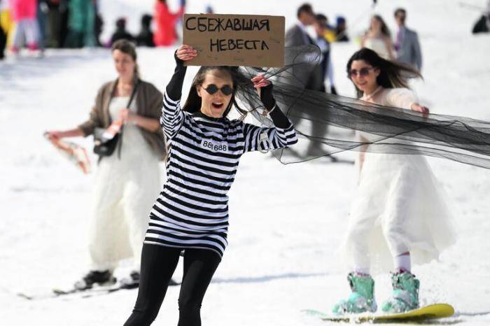 Участники Свадебного горнолыжного спуска на склоне горы Зеленая в Шерегеше во время фестиваля GrelkaFest