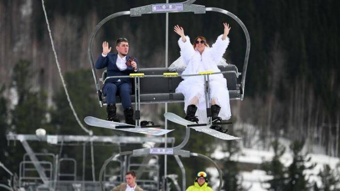 Участники Свадебного горнолыжного спуска перед стартом на склоне горы Зеленая в Шерегеше во время фестиваля GrelkaFest