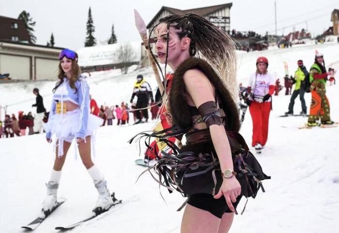 Участницы Карнавального спуска на склоне горы Зеленая во время фестиваля GrelkaFest в Шерегеше