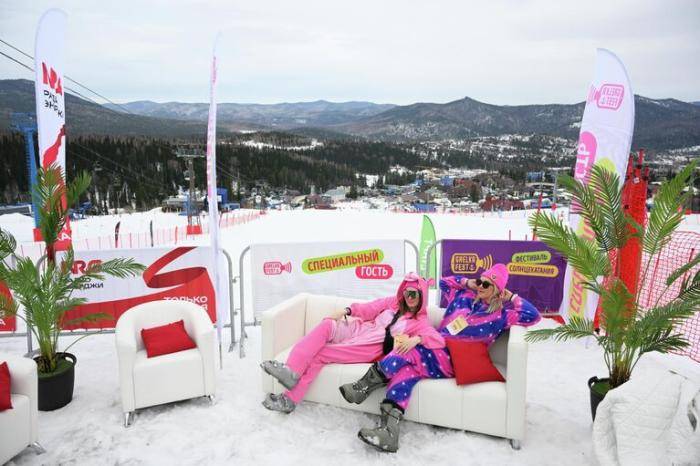 Участники Карнавального спуска на склоне горы Зеленая перед стартом во время фестиваля GrelkaFest в Шерегеше