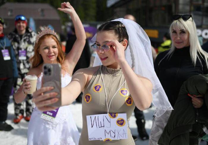 Участницы Свадебного горнолыжного спуска на склоне горы Зеленая в Шерегеше во время фестиваля GrelkaFest