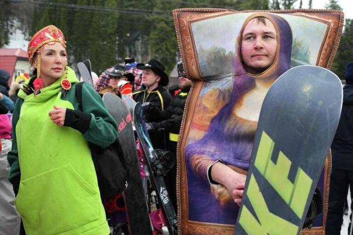 Участники Карнавального спуска на финише на склоне горы Зеленая во время фестиваля GrelkaFest в Шерегеше