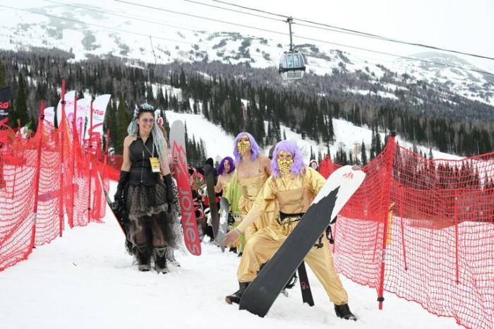 Участники Карнавального спуска на склоне горы Зеленая перед стартом во время фестиваля GrelkaFest в Шерегеше