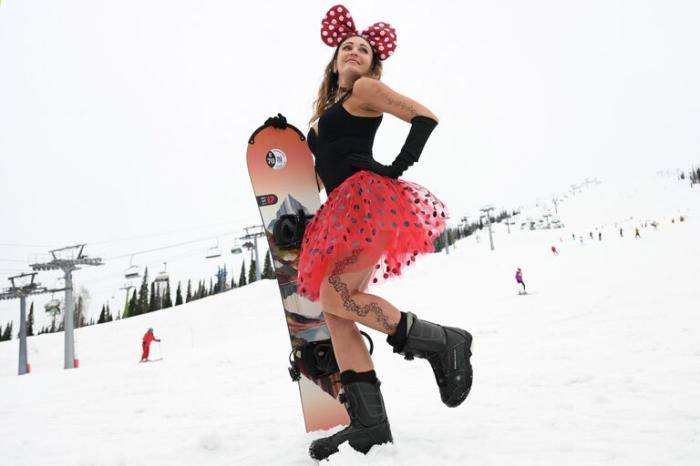 Участница Карнавального спуска на склоне горы Зеленая перед стартом во время фестиваля GrelkaFest в Шерегеше