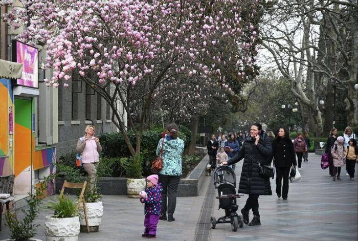 Люди гуляют на улице в Ялте.