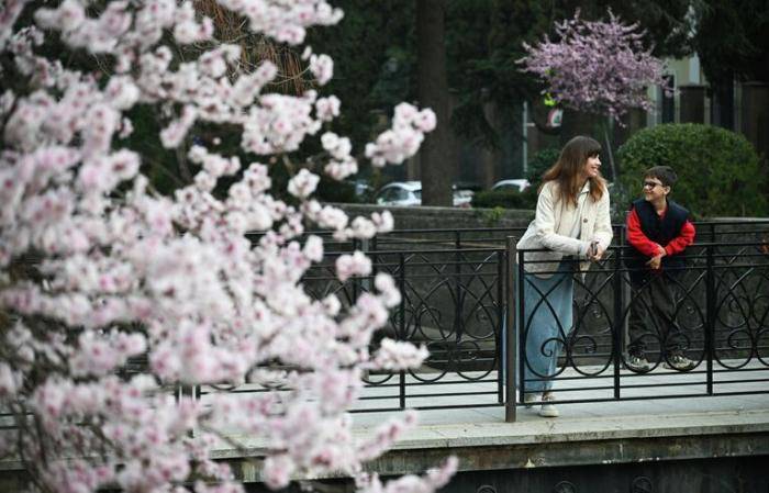 Женщина с ребёнком стоит на мосту в Ялте.