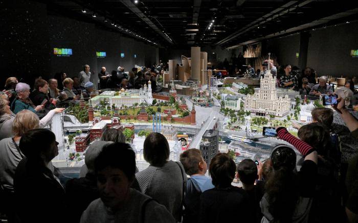 Посетители на открытии интерактивного музея Шоу-макет Моя Россия в павильоне № 33 на ВДНХ в Москве