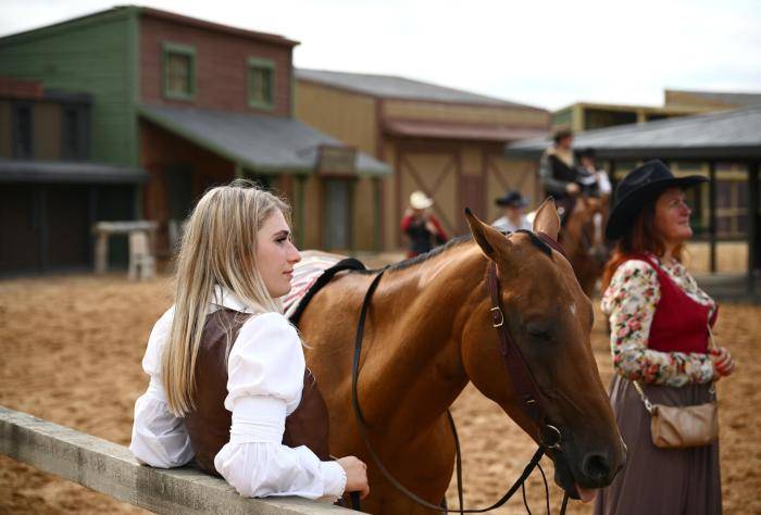 Актеры на площадке кинопарка Москино в Красной Пахре