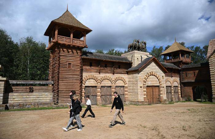 Посетители во время обзорной экскурсии в кинопарке Москино в Москве