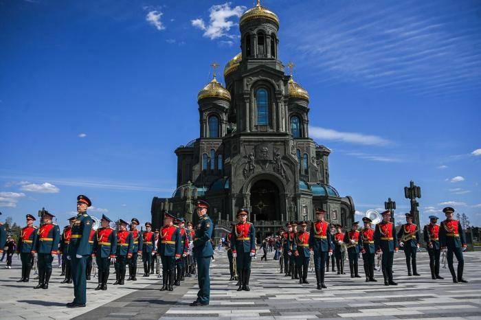 Музыканты военно-духового оркестра выступают на территории Музейно-храмового комплекса ВС РФ Минобороны России