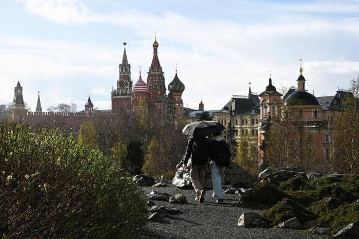 Горожане в парке Зарядье в Москве