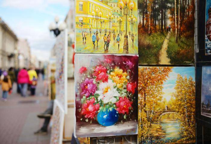 Работы уличных художников на улице Арбат в Москве