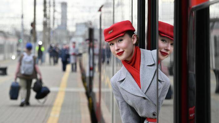 Проводник поезда на перроне вокзала в Москве