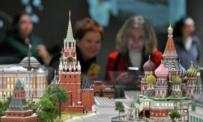 Посетители на открытии интерактивного музея Шоу-макет Моя Россия в павильоне № 33 на ВДНХ в Москве