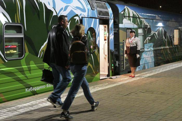 Проводница обновленного туристического поезда Жемчужина Кавказа на Казанском вокзале в Москве