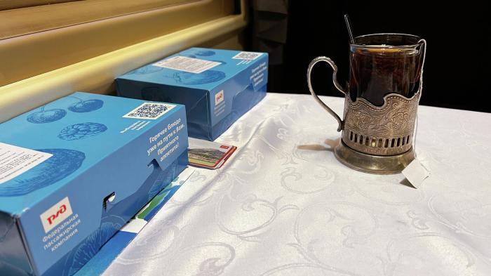 Кружка чая в подстаканнике в вагоне пассажирского поезда