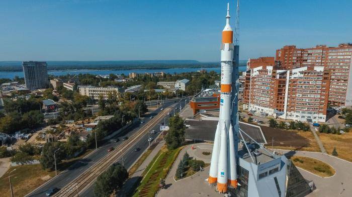 Макет ракеты-носителя СОЮЗ возле музея Самара космическая в Самаре