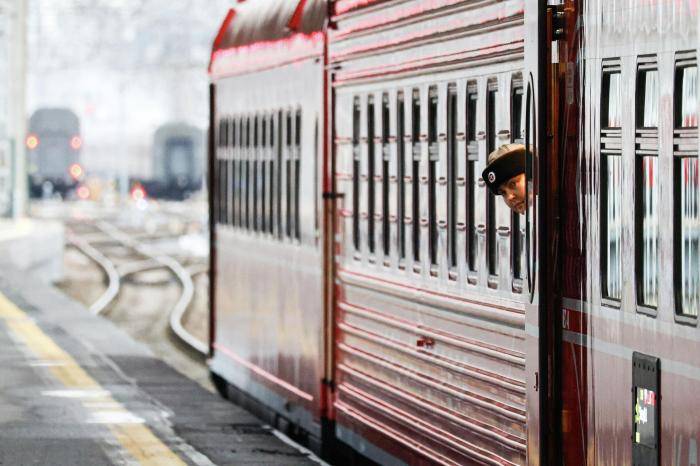 Обновленный фирменный поезд Красная стрела с новыми купейными вагонами на Московском вокзале Санкт-Петербурга